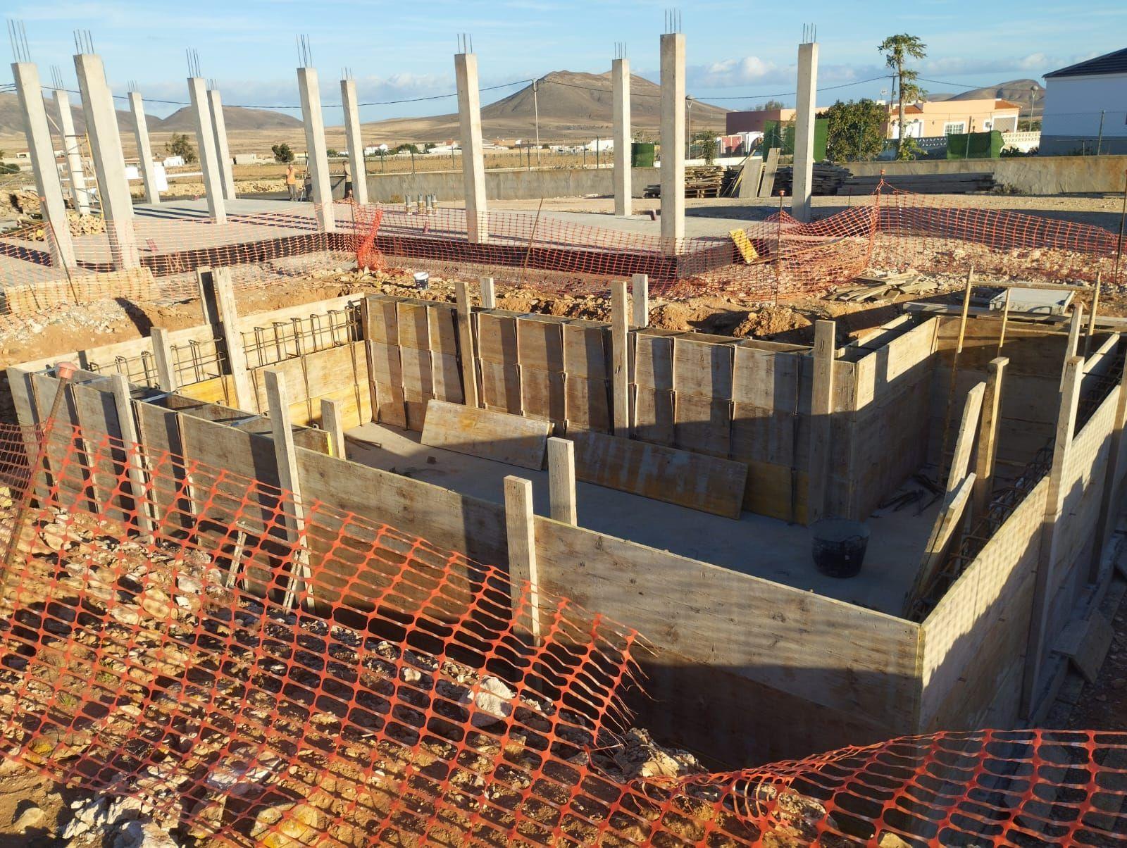 Obra en curso: cimentación encofrado muros fuerteventura