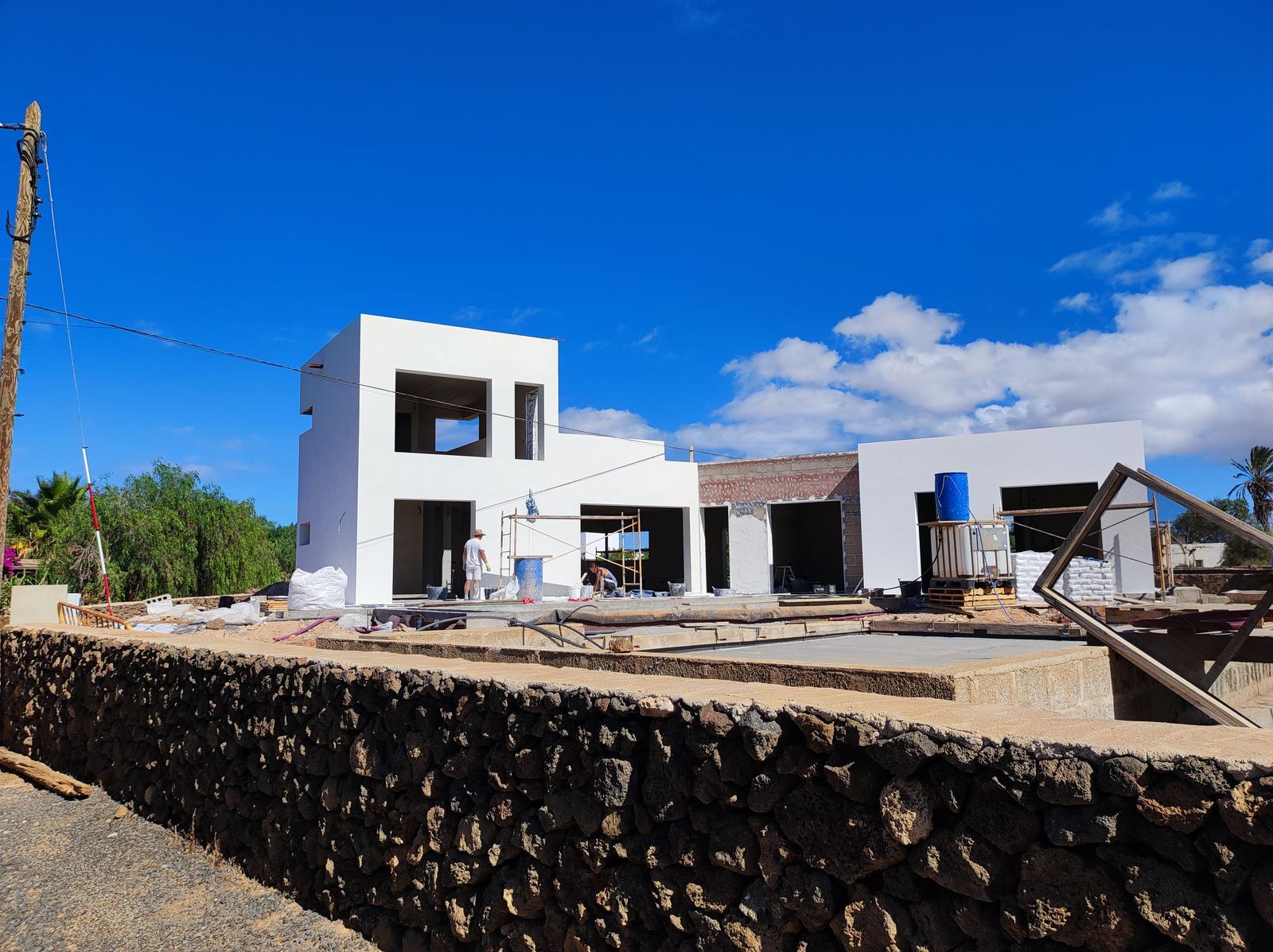 Obra en curso: vivienda blanca equipo acabados · Fuerteventura